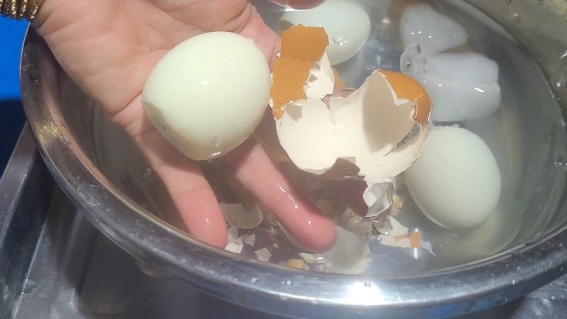 Luộc trứng nên đợi nước sôi hay thả ngay từ nước lạnh? Đơn giản thế mà nhiều người vẫn sai- Ảnh 2. Luộc trứng nên đợi nước sôi hay thả ngay từ nước lạnh? Đơn giản thế mà nhiều người vẫn sai- Ảnh 2.