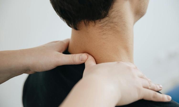 Đi tẩm quất chữa đau vai gáy, chàng trai 27 tuổi suýt liệt nửa người sau tiếng “rắc” - Ảnh 4.
