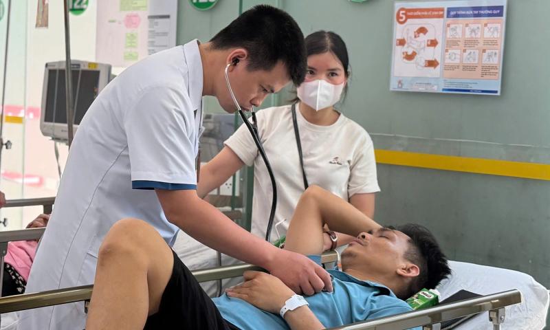 Bác sĩ cảnh báo thói quen bù nước phản tác dụng ngày nắng nóng - Ảnh 1.