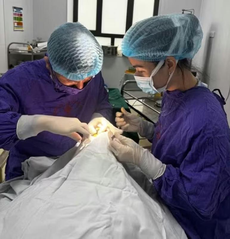 Người đàn ông "sốc" khi dập nhãn cầu, rơi thủy tinh thể vì cú đập cầu lông- Ảnh 1.