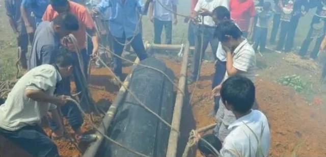 Ra mộ gọi tên chồng lần cuối, người vợ chết lặng khi nghe tiếng đáp lại từ dưới lòng đất- Ảnh 2.