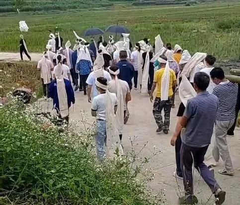 Ra mộ gọi tên chồng lần cuối, người vợ chết lặng khi nghe tiếng đáp lại từ dưới lòng đất- Ảnh 1.