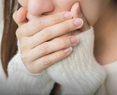Người phụ nữ 54 tuổi thức dậy với đôi môi sưng phồng sau bữa ăn khuya: Bác sĩ nói nhiều người Việt đang làm điều tương tự - Ảnh 3.