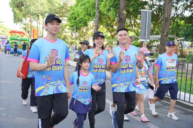 Trường Giang hội ngộ diễn viên Lương Thế Thành, Lê Phương tại Cần Thơ, cùng 500 gia đình ba thế hệ làm điều đặc biệt - Ảnh 3.