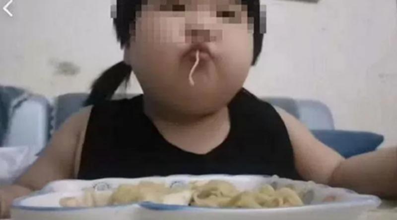 Bé gái 8 tuổi đã nặng 45kg, gan nhiễm mỡ nặng vì mỗi bữa đều ăn quá nhiều 1 món mâm cơm gia đình nào cũng có- Ảnh 1.