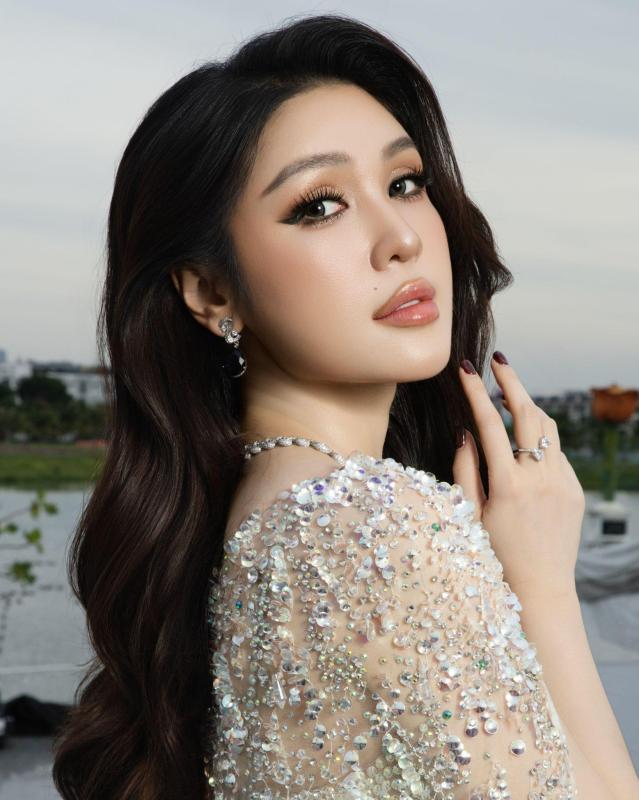 CEO Lâm Ngân ngồi ghế nóng cuộc thi sắc đẹp, trực tiếp đội tiara cho Á khôi 2 Miss Cosmo TP. HCM 2026 - Ảnh 6. CEO Lâm Ngân ngồi ghế nóng cuộc thi sắc đẹp, trực tiếp đội tiara cho Á khôi 2 Miss Cosmo TP. HCM 2026 - Ảnh 6.