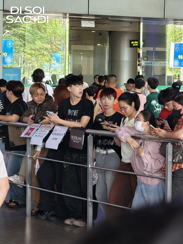 Cập nhật từ sân bay Tân Sơn Nhất: Hàng trăm fan xếp hàng chờ Hương Giang về nước sau đăng quang Á hậu 2 Miss Grand- Ảnh 2.