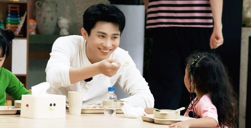 Việt Nam có ca sĩ đẹp trai chưa debut đã nổi tiếng cả nước, chăm trẻ chuyên nghiệp nhìn muốn cưới ngay!- Ảnh 1.