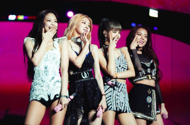 Nổi tiếng giàu có như BLACKPINK mà cũng phải đi hát hội nghị, trang phục nhìn không ra sao hạng A- Ảnh 6.