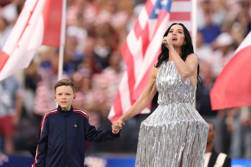 Nữ ca sĩ 196 triệu fan bị chê tơi tả ở World Cup, bảng vàng nữ hoàng biểu diễn lung lay- Ảnh 2.