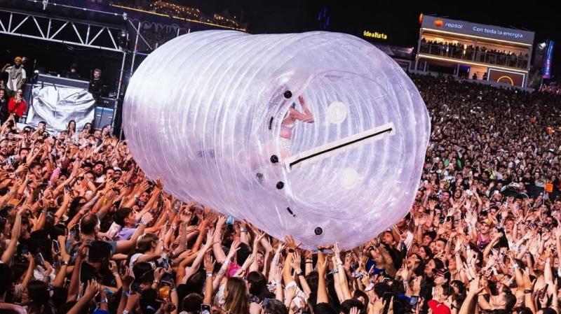 Siêu sao 196 triệu fan không biết ngại là gì: Chui vào chai nước rồi lao giữa biển người, 41 tuổi vẫn chưa chịu ngừng “lố”- Ảnh 3.