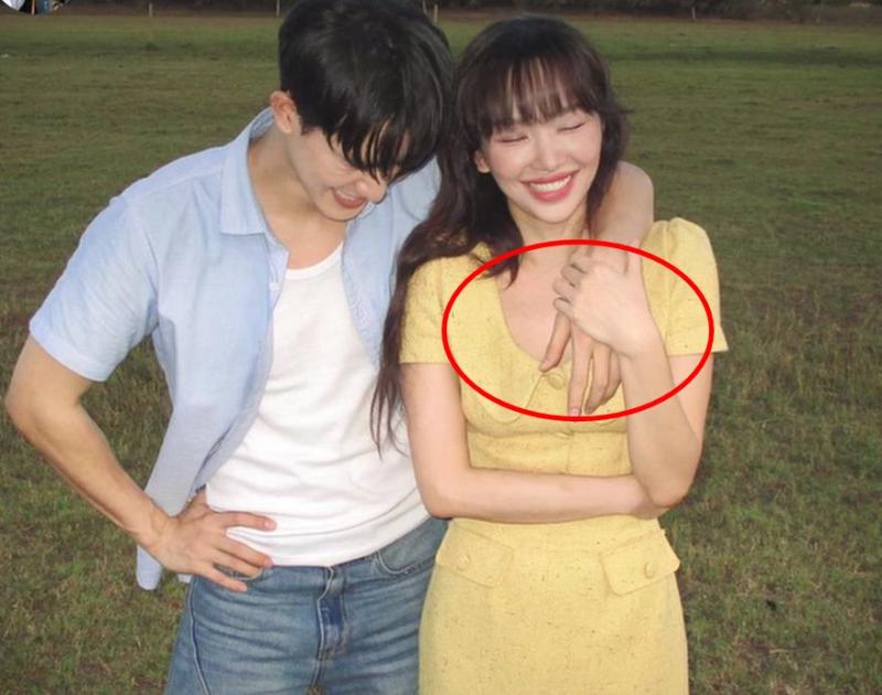 Trần Ngọc Vàng bị soi "bàn tay hư" khi chụp ảnh cùng Tóc Tiên, chỉ những người có tình ý mới thế- Ảnh 1.