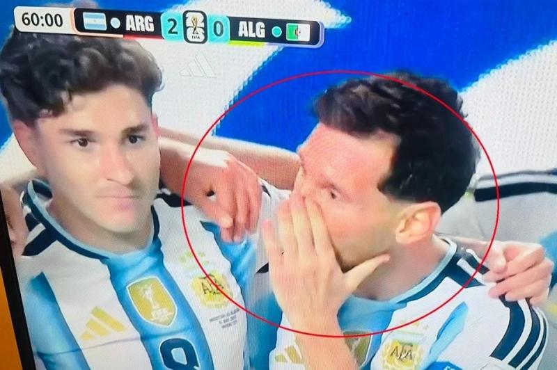 Vì sao Messi dùng tay che miệng nói chuyện lại thoát thẻ đỏ, liệu có phải ưu ái siêu sao?- Ảnh 1. Vì sao Messi dùng tay che miệng nói chuyện lại thoát thẻ đỏ, liệu có phải ưu ái siêu sao?- Ảnh 1.