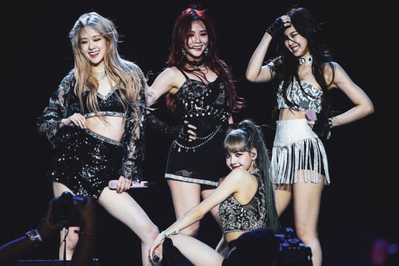 Nổi tiếng giàu có như BLACKPINK mà cũng phải đi hát hội nghị, trang phục nhìn không ra sao hạng A- Ảnh 5.