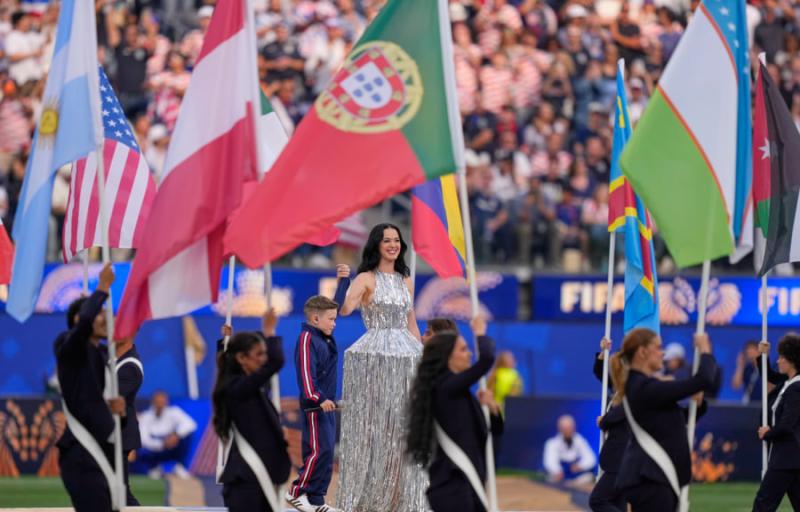 Nữ ca sĩ 196 triệu fan bị chê tơi tả ở World Cup, bảng vàng nữ hoàng biểu diễn lung lay- Ảnh 9.