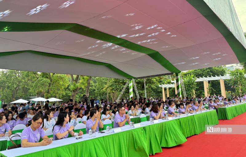 "Sức khoẻ bắt đầu từ việc cha mẹ bớt cầm điện thoại, cùng con đi bộ 1 vòng sau bữa tối"- Ảnh 2.