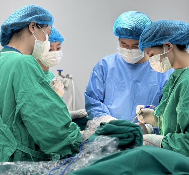 Đi khám răng định kỳ, thiếu nữ 17 tuổi tình cờ phát hiện "vật thể lạ" trong xương hàm và căn bệnh di truyền nguy hiểm suýt bị bỏ quên!- Ảnh 2.