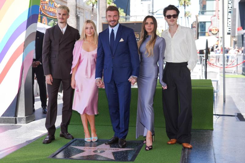 Victoria hôn David Beckham ngọt ngào trên Đại lộ Danh vọng Hollywood- Ảnh 2. Victoria hôn David Beckham ngọt ngào trên Đại lộ Danh vọng Hollywood- Ảnh 2.