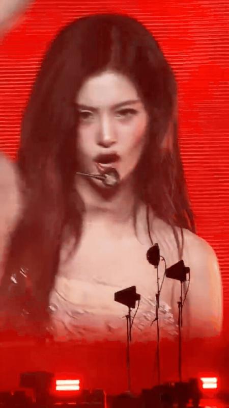 6 triệu người xót xa trước khoảnh khắc đệ nhất mỹ nhân showbiz đau đớn trên sân khấu, rơi lệ mà vẫn đẹp nao lòng- Ảnh 3.