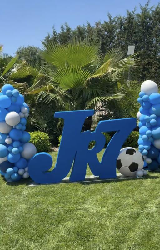 Sóng gió bủa vây Ronaldo ở World Cup, ở nhà Georgina lại âm thầm làm một điều đặc biệt cho con trai riêng của chồng- Ảnh 3. Sóng gió bủa vây Ronaldo ở World Cup, ở nhà Georgina lại âm thầm làm một điều đặc biệt cho con trai riêng của chồng- Ảnh 3.