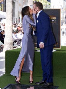 Victoria hôn David Beckham ngọt ngào trên Đại lộ Danh vọng Hollywood