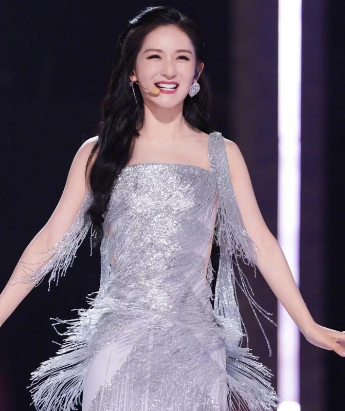 Mỹ nhân 5 lần lọt top bị ghét nhất showbiz: MC nổi tiếng cả nước cầm mic đi hát, làm concert như ca sĩ nghiệp dư- Ảnh 7.