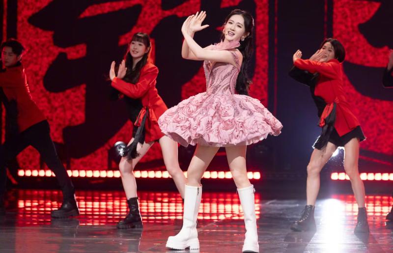 Mỹ nhân 5 lần lọt top bị ghét nhất showbiz: MC nổi tiếng cả nước cầm mic đi hát, làm concert như ca sĩ nghiệp dư- Ảnh 4.