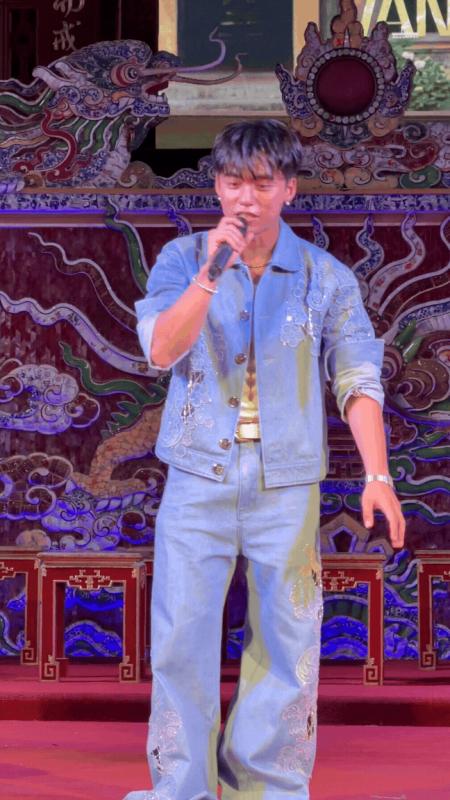 Ca sĩ Việt đầu tiên ra mắt MV giữa Đại Nội Huế, di sản thế giới lên hình kinh ngạc cỡ này - Ảnh 8.