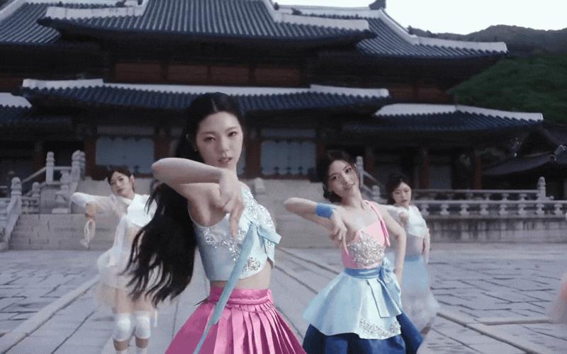 Showbiz vừa xuất hiện 2 “viên ngọc quý”: Nhan sắc như tiểu thư cành vàng lá ngọc, ma mị thôi miên dân tình cỡ này- Ảnh 4.