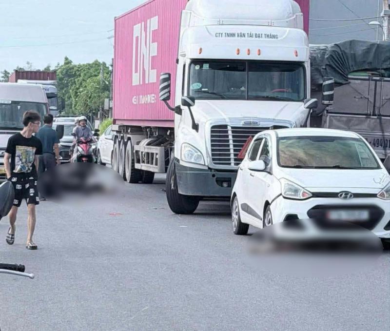 Camera 1 phút trước bi kịch khiến đôi nam nữ đi xe máy tử vong ở Hưng Yên - Ảnh 2.
