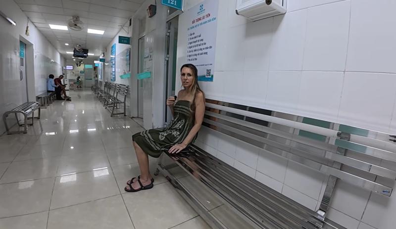 Khách Tây đưa vợ đi chụp X-quang tại bệnh viện ở Đà Nẵng, thốt lên khi cầm hóa đơn: "Nó chỉ bằng 1 ly cà phê" - Ảnh 4.