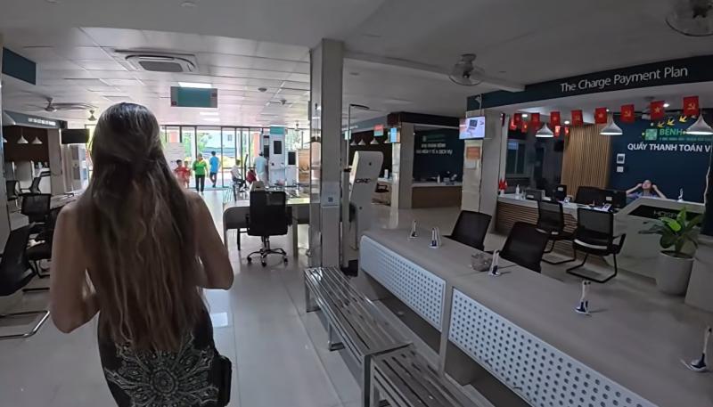 Khách Tây đưa vợ đi chụp X-quang tại bệnh viện ở Đà Nẵng, thốt lên khi cầm hóa đơn: "Nó chỉ bằng 1 ly cà phê" - Ảnh 7.