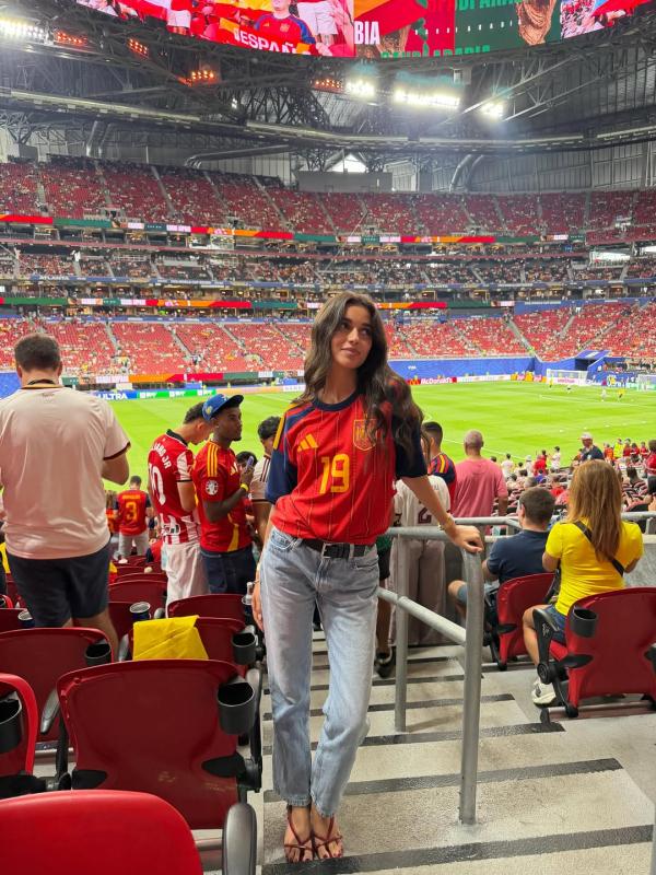 Lamine Yamal đáp trả cực gắt fan Saudi Arabia, hôn bạn gái hơn tuổi ngọt ngào sau lần đầu tiên ghi bàn ở World Cup - Ảnh 3.