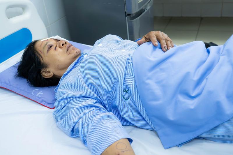 Gặp người phụ nữ bán rau bị xịt nước chảy máu mắt ở Phú Thọ: "Nước xối vào mạnh lắm, đau rát, tối mắt tối mũi"- Ảnh 1. Gặp người phụ nữ bán rau bị xịt nước chảy máu mắt ở Phú Thọ: "Nước xối vào mạnh lắm, đau rát, tối mắt tối mũi"- Ảnh 1.
