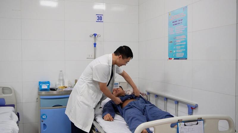Tập động tác gập bụng, người đàn ông suýt mất một đoạn ruột- Ảnh 1.
