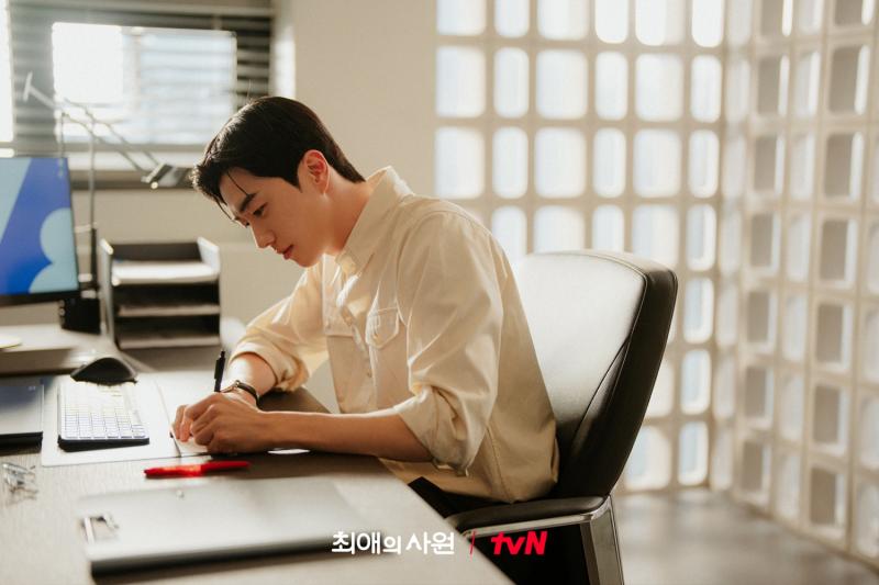 CEO đẹp mê mẩn thế này nhân viên nào làm việc nổi: Góc nghiêng góc thẳng đều tuyệt đỉnh, ngắm là đổ đứ đừ- Ảnh 1.