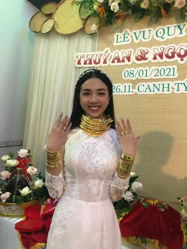 Cô gái người miền Tây khiến tiến sĩ mang 13 cây vàng hỏi cưới, mở quán cafe được Hoa hậu quốc tế đến ủng hộ- Ảnh 2.