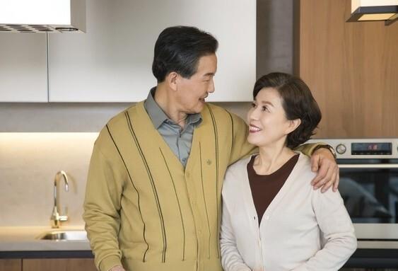 Lời khuyên của một phụ nữ 65 tuổi: Ngay cả khi bạn không còn "chuyện vợ chồng" cũng đừng ngủ riêng, lý do liên quan đến cả tính mạng- Ảnh 1.