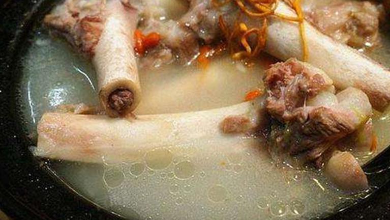 Cậu bé 5 tuổi máu "trắng đục như sữa" vì một món canh nhiều gia đình cho con nhỏ uống mỗi ngày - Ảnh 2.