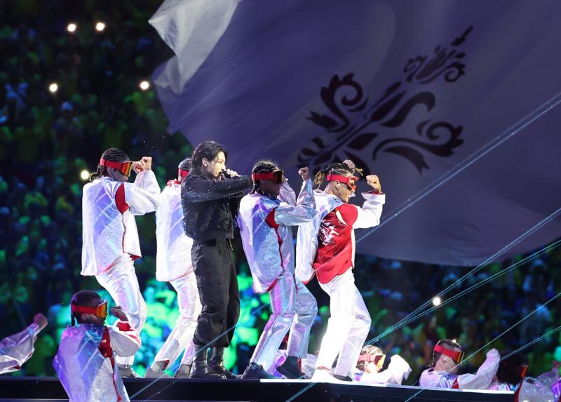 Nam ca sĩ 25 tuổi một mình chinh phục World Cup, 29 tuổi trở lại làm nên lịch sử, được FIFA đặt "ngang hàng" Justin Bieber   - Ảnh 1.