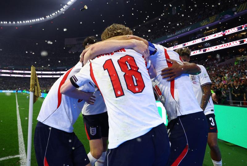 Harry Kane bị CĐV Mexico hắt bia và coca xối xả vào người người khi ăn mừng bàn thắng- Ảnh 2.