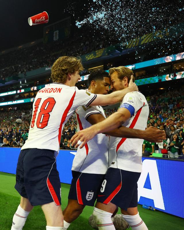 Harry Kane bị CĐV Mexico hắt bia và coca xối xả vào người người khi ăn mừng bàn thắng- Ảnh 1.