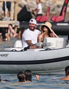 Beckham tình tứ ôm Victoria trên du thuyền, nàng WAG khoe vóc dáng nuột nà ở tuổi 52