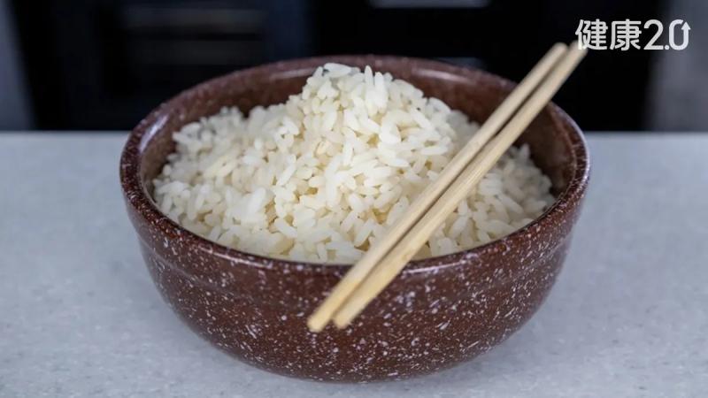 Bác sĩ Nhật Bản tiết lộ "bộ ba vàng" chống lão hóa trong mỗi bữa ăn: Chỉ thêm 1 thứ vào cơm trắng, đường huyết sau ăn có thể giảm tới 24% - Ảnh 1.