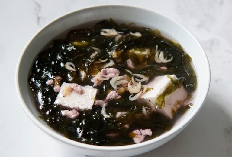Người phụ nữ 50 tuổi bị loãng xương vì thường xuyên ăn bánh mì, bác sĩ tiết lộ 1 thủ phạm - Ảnh 2.
