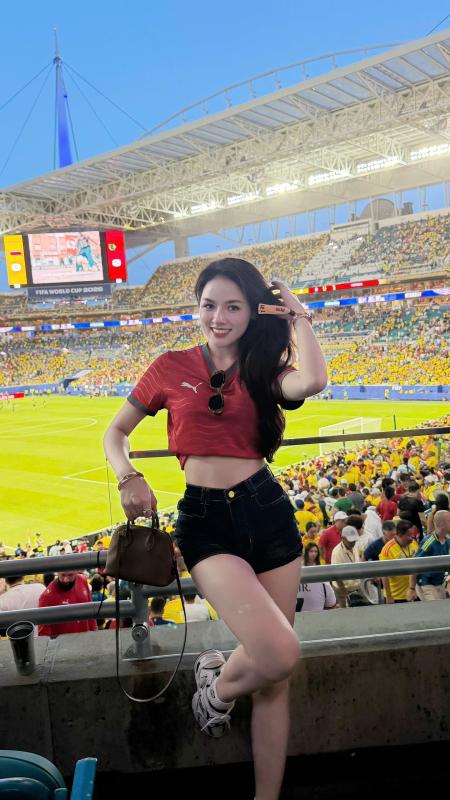 Danh tính gái đẹp Đắk Lắk check-in xem World Cup 2026 ở Mỹ: Mới tậu BMW, cuộc sống sang chảnh gây chú ý - Ảnh 3.
