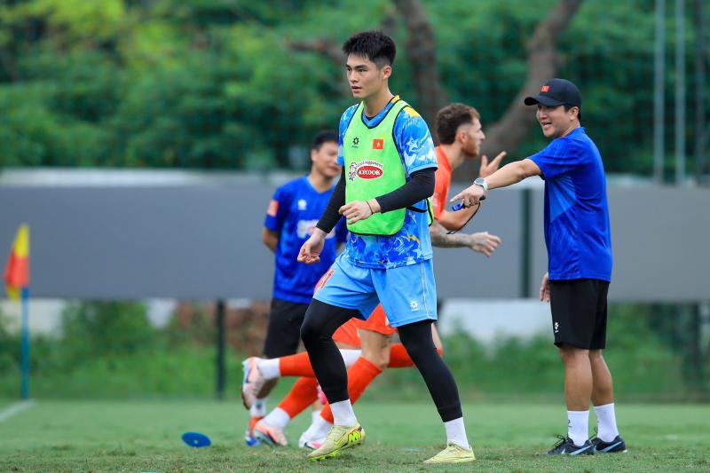 Đình Bắc cười tươi hết cỡ, biểu cảm nào cũng đáng yêu  trong ngày ĐT Việt Nam "bỏ đá bóng" "chơi bóng rổ"- Ảnh 12.