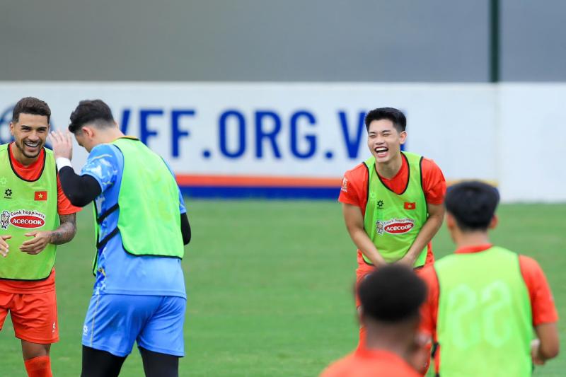 Đình Bắc cười tươi hết cỡ, biểu cảm nào cũng đáng yêu  trong ngày ĐT Việt Nam "bỏ đá bóng" "chơi bóng rổ"- Ảnh 5.