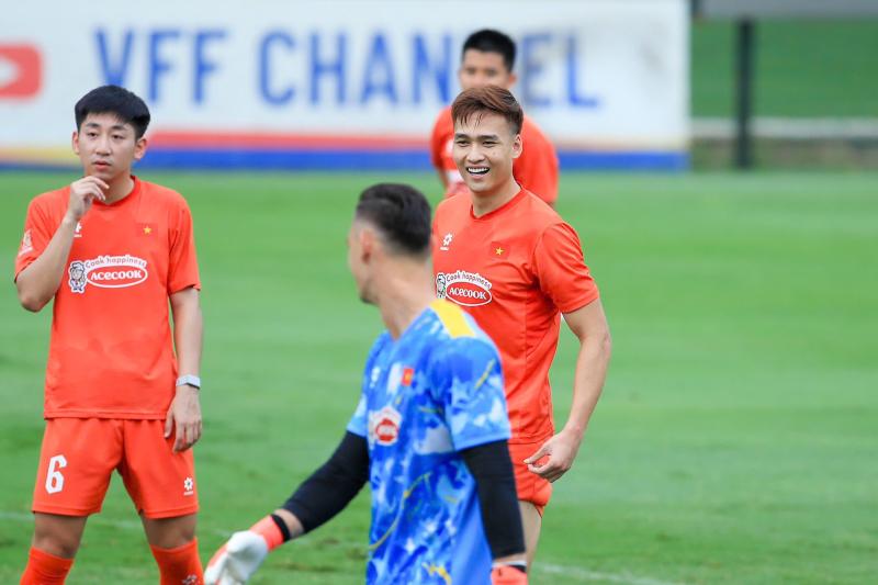Đình Bắc cười tươi hết cỡ, biểu cảm nào cũng đáng yêu  trong ngày ĐT Việt Nam "bỏ đá bóng" "chơi bóng rổ"- Ảnh 15.