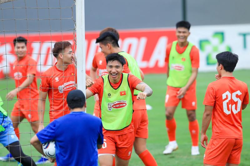 Đình Bắc cười tươi hết cỡ, biểu cảm nào cũng đáng yêu  trong ngày ĐT Việt Nam "bỏ đá bóng" "chơi bóng rổ"- Ảnh 18.